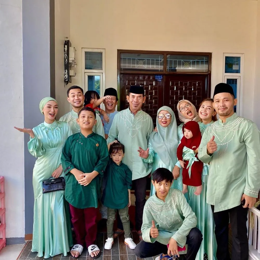 seragam lebaran seleb Berbagai sumber seragam lebaran seleb Berbagai sumber