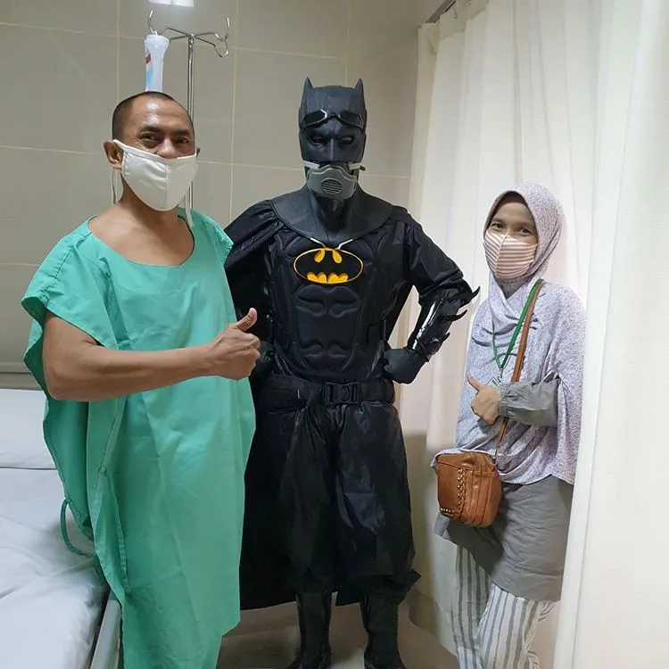 Potret dokter pakai kostum superhero Instagram/@erric_manibuy Potret dokter pakai kostum superhero Instagram/@erric_manibuy