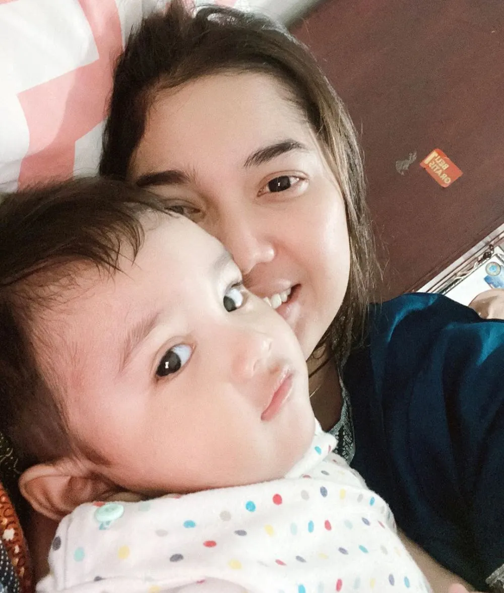 Momen Raya Kitty momong anak Instagram