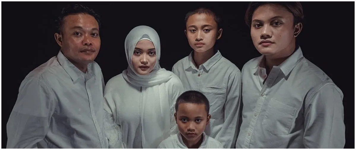 Momen Sule & anak-anaknya ziarah ke makam Lina, penuh haru