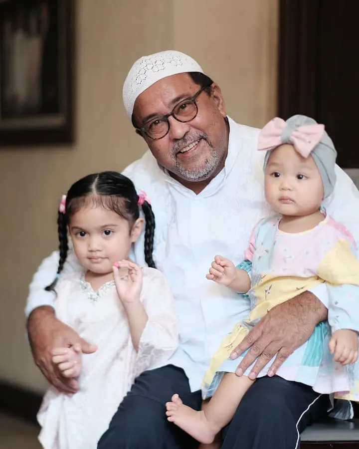 aktor senior momong cucu berbagai sumber