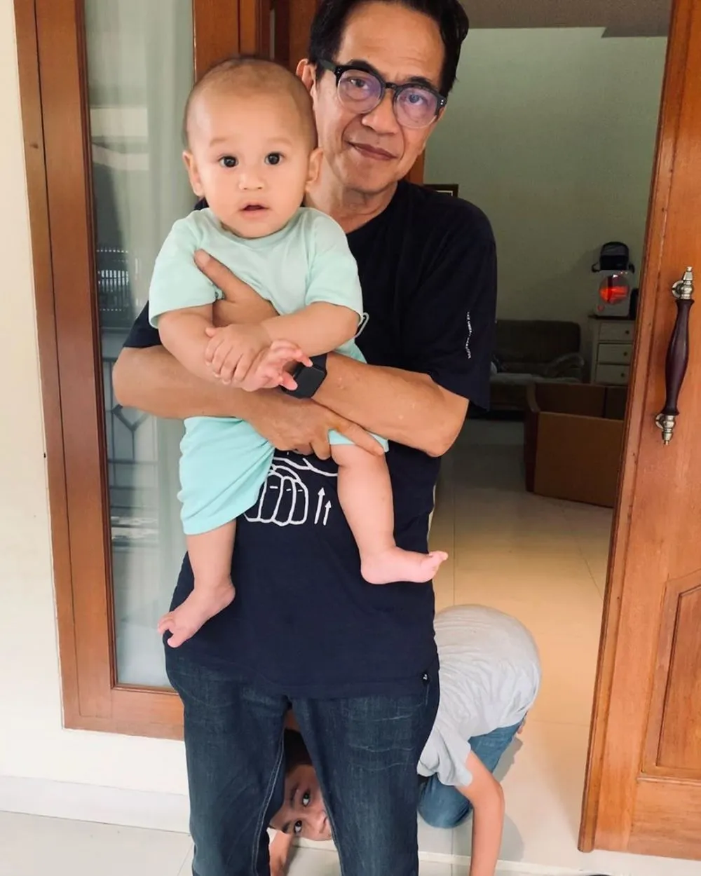 aktor senior momong cucu berbagai sumber