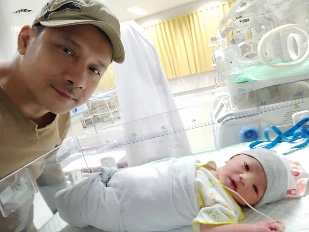 aktor senior momong cucu berbagai sumber