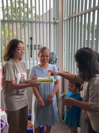 Gisel dan asistennya © 2020 brilio.net Gisel dan asistennya © 2020 brilio.net