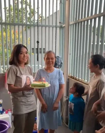 Gisel dan asistennya © 2020 brilio.net Gisel dan asistennya © 2020 brilio.net