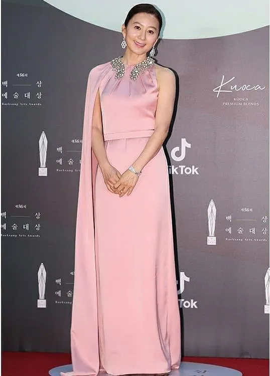 gaya seleb hadiri baeksang award Instagram gaya seleb hadiri baeksang award Instagram