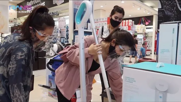 Nagita Slavina ke mall berbagai sumber Nagita Slavina ke mall berbagai sumber