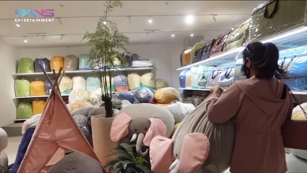 Nagita Slavina ke mall berbagai sumber Nagita Slavina ke mall berbagai sumber