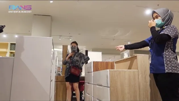 Nagita Slavina ke mall berbagai sumber Nagita Slavina ke mall berbagai sumber