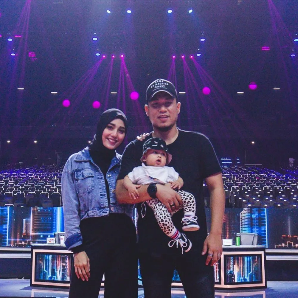 potret romantis Rizal Armada dan istri © 2020 brilio.net Instagram/@monicaimas ; Instagram/@rizalarmada potret romantis Rizal Armada dan istri © 2020 brilio.net Instagram/@monicaimas ; Instagram/@rizalarmada