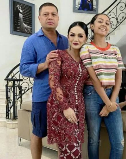 Momen kedekatan Krisdayanti dan Athalia Lemos © 2020 brilio.net Momen kedekatan Krisdayanti dan Athalia Lemos © 2020 brilio.net