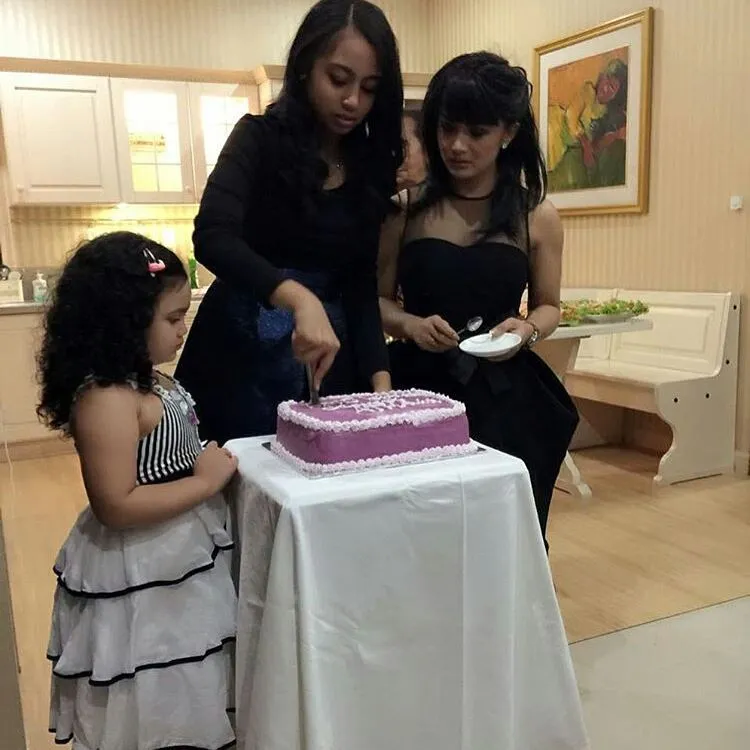 Momen kedekatan Krisdayanti dan Athalia Lemos © 2020 brilio.net Momen kedekatan Krisdayanti dan Athalia Lemos © 2020 brilio.net