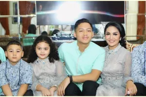 7 Momen kebersamaan Krisdayanti dan 8 anaknya, hangat