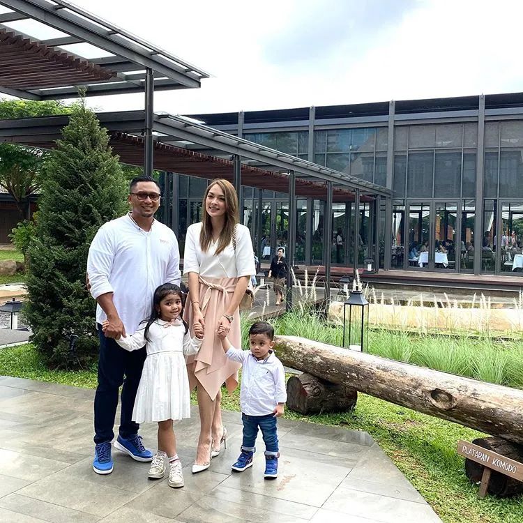 Potret dokter Reisadan keluarga Instagram/@reisabrotoasmoro Potret dokter Reisadan keluarga Instagram/@reisabrotoasmoro