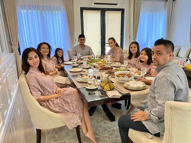 Potret dokter Reisadan keluarga Instagram/@reisabrotoasmoro Potret dokter Reisadan keluarga Instagram/@reisabrotoasmoro