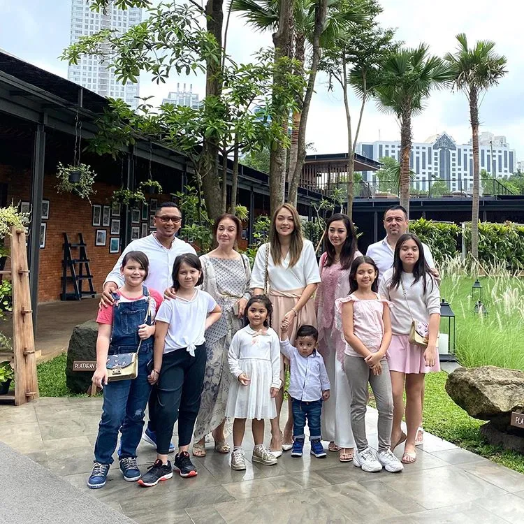 Potret dokter Reisadan keluarga Instagram/@reisabrotoasmoro Potret dokter Reisadan keluarga Instagram/@reisabrotoasmoro