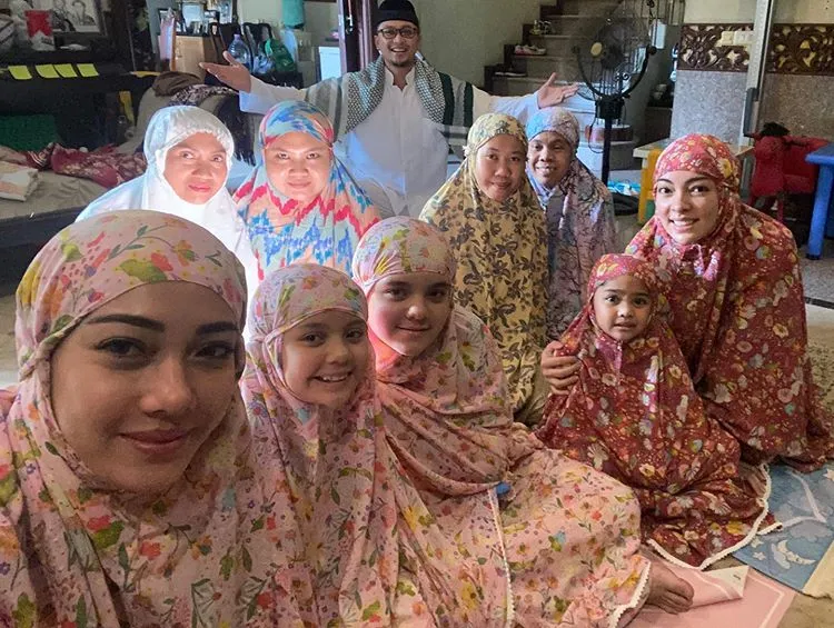 Potret dokter Reisadan keluarga Instagram/@reisabrotoasmoro Potret dokter Reisadan keluarga Instagram/@reisabrotoasmoro