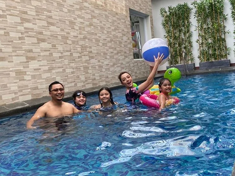 Potret dokter Reisadan keluarga Instagram/@reisabrotoasmoro Potret dokter Reisadan keluarga Instagram/@reisabrotoasmoro