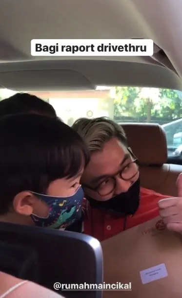 anak tya ariestya bagi rapot © 2020 brilio.net anak tya ariestya bagi rapot © 2020 brilio.net