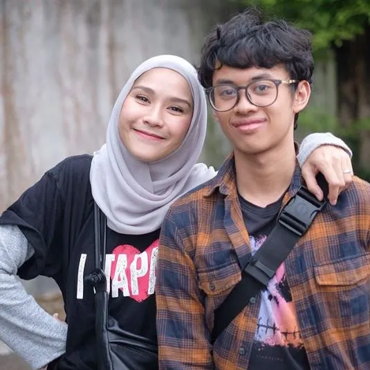 Pesinetron cantik ini dekat dengan anak tiri © 2020 brilio.net Pesinetron cantik ini dekat dengan anak tiri © 2020 brilio.net