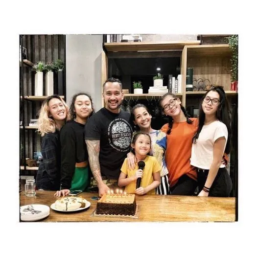 Pesinetron cantik ini dekat dengan anak tiri © 2020 brilio.net Pesinetron cantik ini dekat dengan anak tiri © 2020 brilio.net