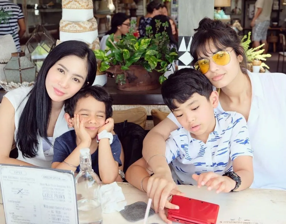 Pesinetron cantik ini dekat dengan anak tiri © 2020 brilio.net Pesinetron cantik ini dekat dengan anak tiri © 2020 brilio.net