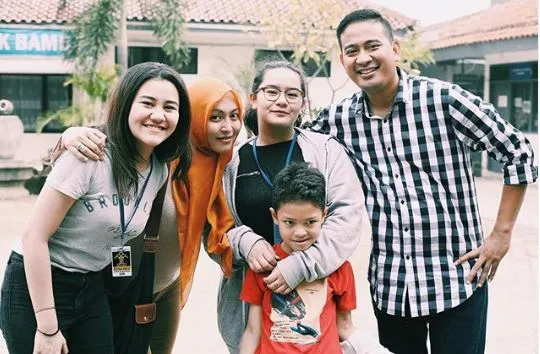 Pesinetron cantik ini dekat dengan anak tiri © 2020 brilio.net Pesinetron cantik ini dekat dengan anak tiri © 2020 brilio.net