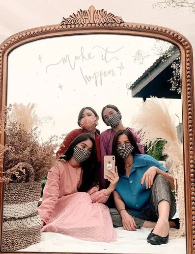 Artis lakukan outside mirror selfie © 2020 brilio.net