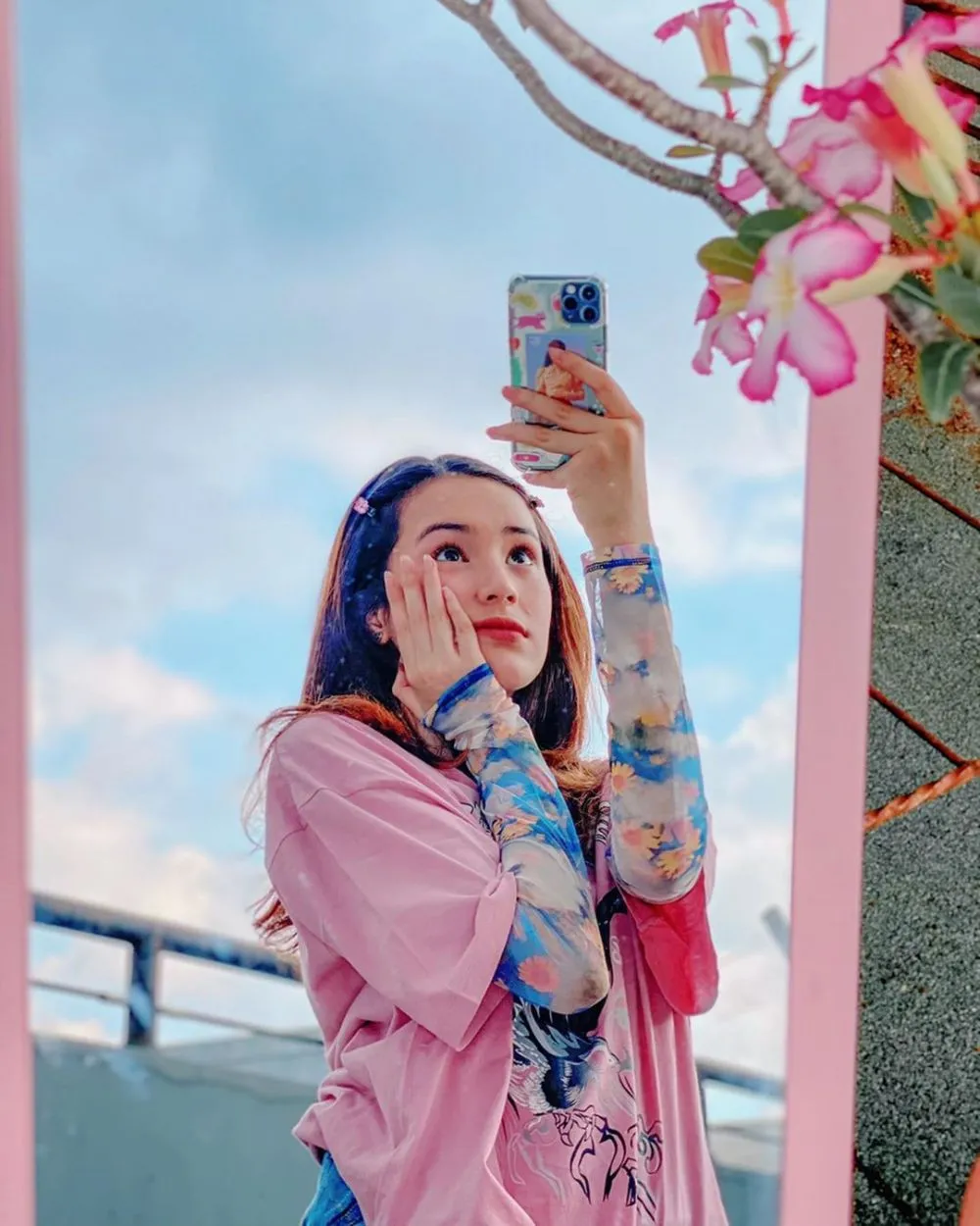 Artis lakukan outside mirror selfie © 2020 brilio.net