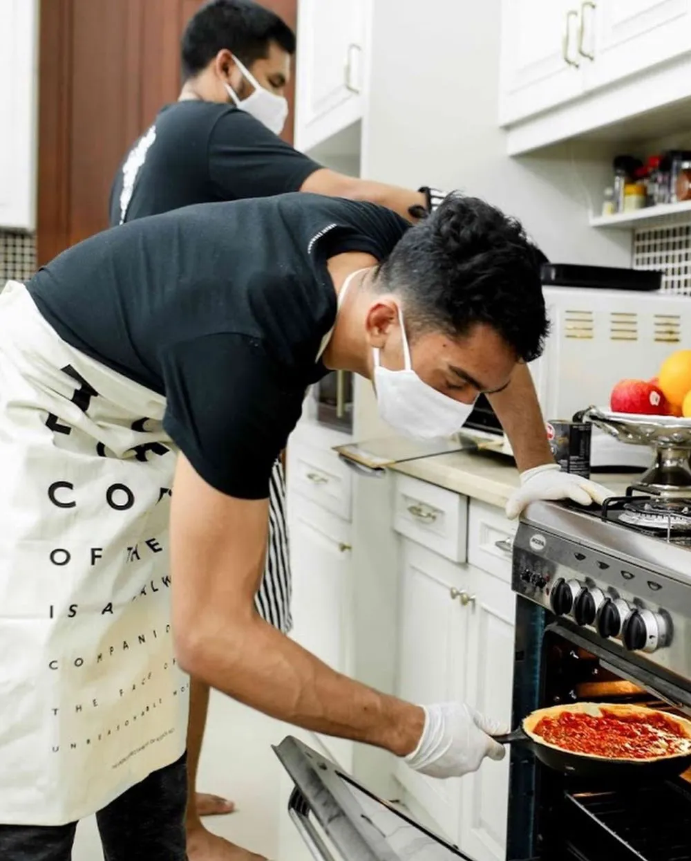 Daffa Wardhana anak Marini Zumarnis masak pizza untuk di jual © 2020 brilio.net