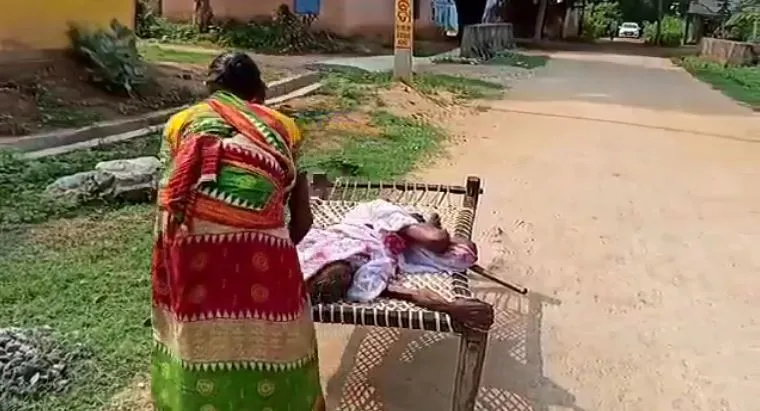 nenek 100 tahun diseret ke bank Twitter