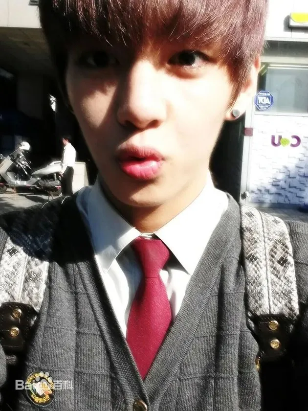 V BTS saat sekolah berbagai sumber V BTS saat sekolah berbagai sumber