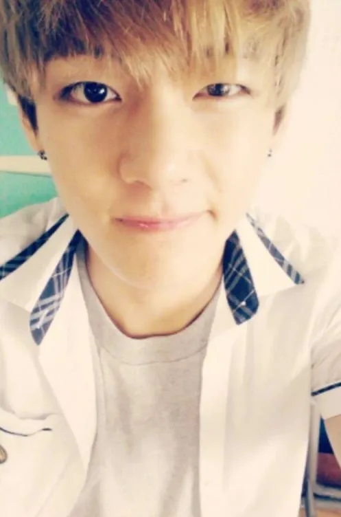 V BTS saat sekolah berbagai sumber V BTS saat sekolah berbagai sumber