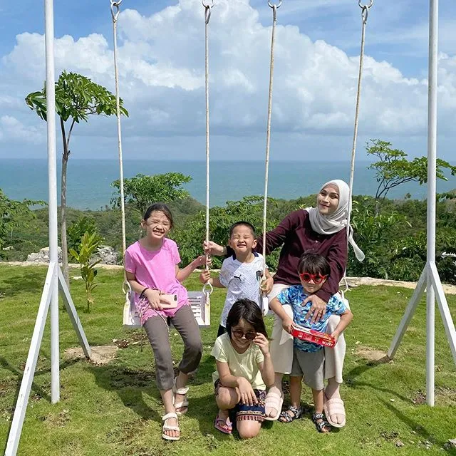 Zaskia Adya Mecca pergi ke pantai Instagram