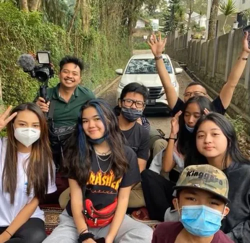 Anang dan keluarga naik mobil pick up © 2020 brilio.net Anang dan keluarga naik mobil pick up © 2020 brilio.net