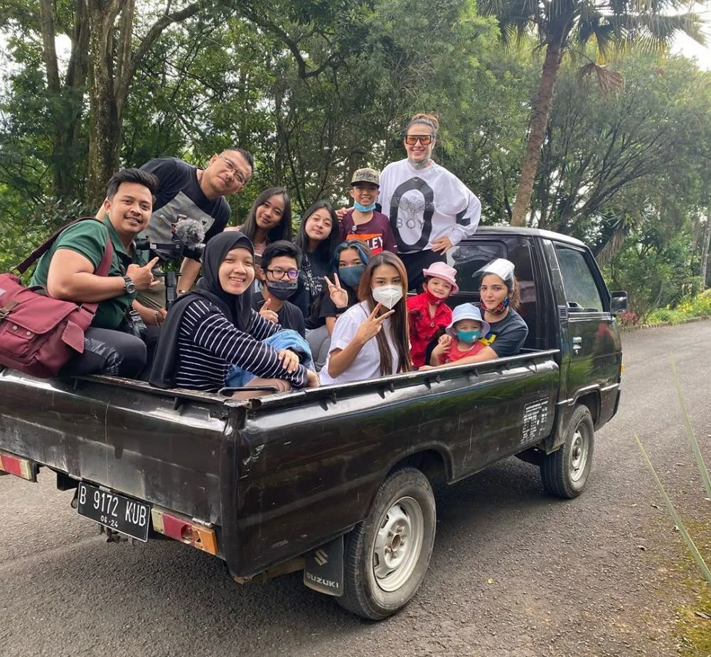 Anang dan keluarga naik mobil pick up © 2020 brilio.net Anang dan keluarga naik mobil pick up © 2020 brilio.net