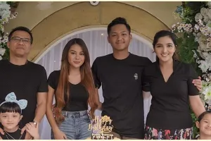 7 Potret seru keluarga Anang & Ashanty naik mobil pick up saat liburan