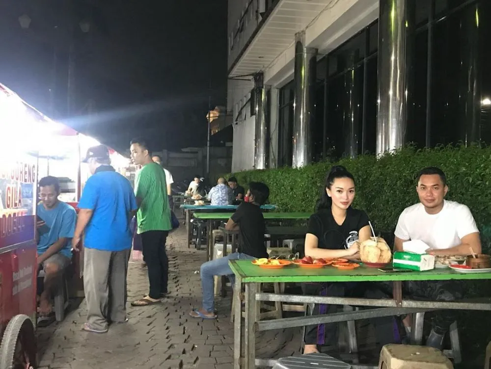 zaskia suami di warung kaki lima © 2020 brilio.net zaskia suami di warung kaki lima © 2020 brilio.net