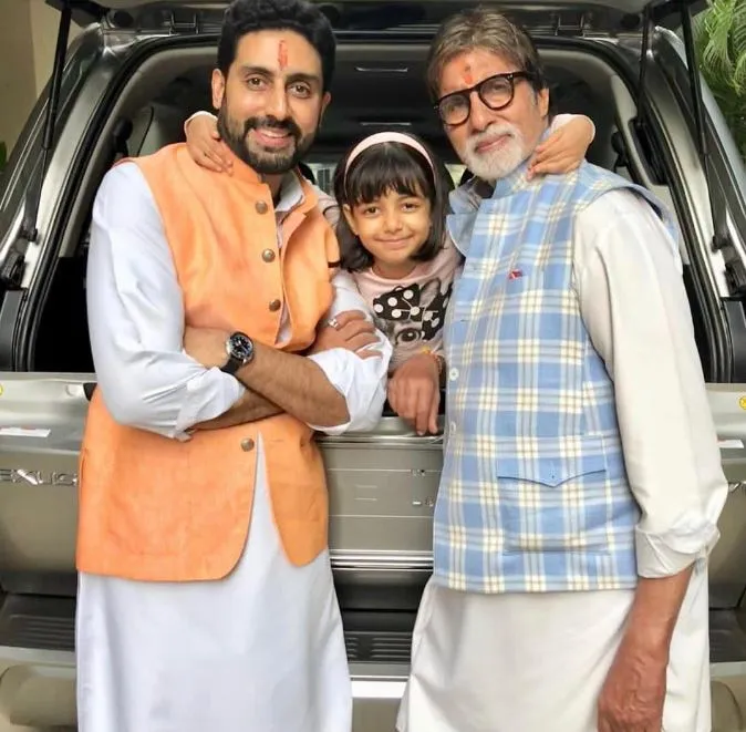  Amitabh Bachchan dan Abhishek © 2020 brilio.net Instagram/@bachchan
