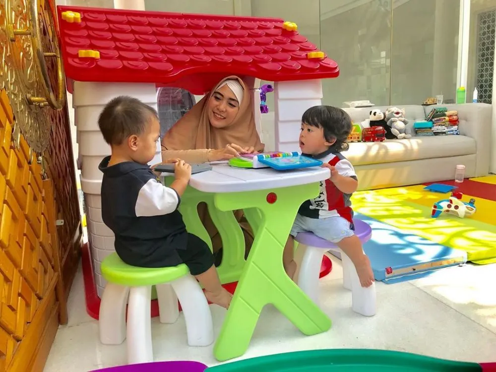 momen april jasmine momong anak kembar Berbagai Sumber momen april jasmine momong anak kembar Berbagai Sumber