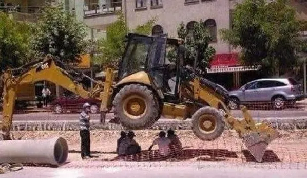 Momen pekerja alat berat gabut Berbagai sumber Momen pekerja alat berat gabut Berbagai sumber