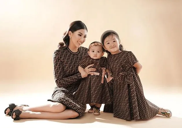 Thalia dengan barang branded © 2020 brilio.net Thalia dengan barang branded © 2020 brilio.net