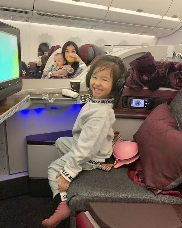 Thalia dengan barang branded © 2020 brilio.net Thalia dengan barang branded © 2020 brilio.net