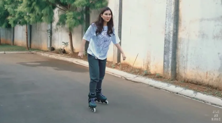 momen syahnaz dan jeje main sepatu roda youtube momen syahnaz dan jeje main sepatu roda youtube