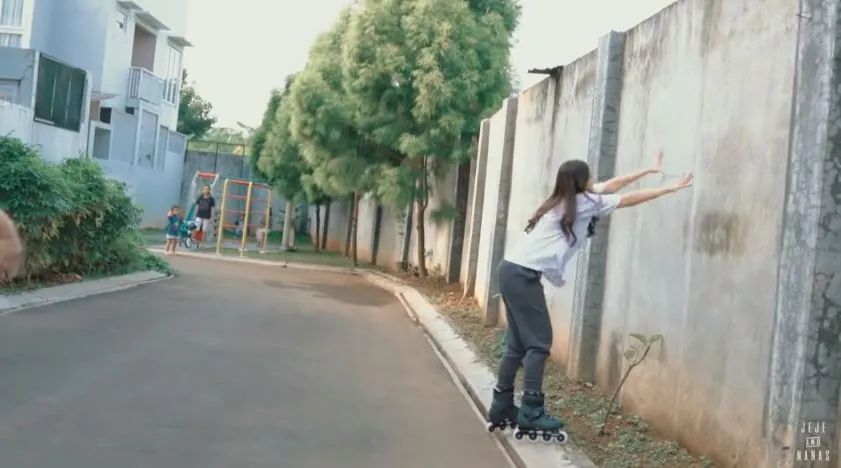 momen syahnaz dan jeje main sepatu roda youtube momen syahnaz dan jeje main sepatu roda youtube