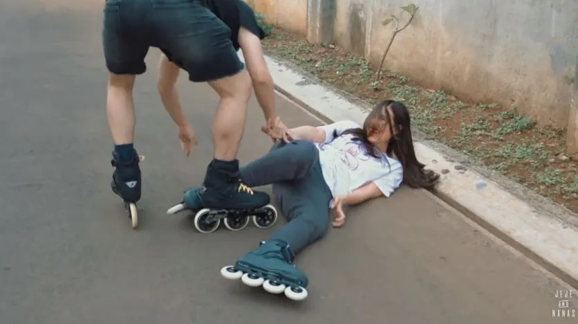 momen syahnaz dan jeje main sepatu roda youtube momen syahnaz dan jeje main sepatu roda youtube