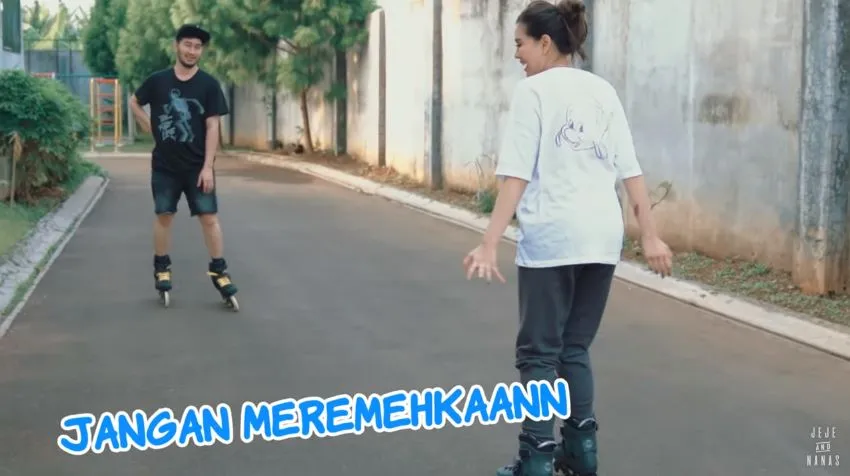 momen syahnaz dan jeje main sepatu roda youtube momen syahnaz dan jeje main sepatu roda youtube