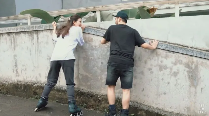 momen syahnaz dan jeje main sepatu roda youtube momen syahnaz dan jeje main sepatu roda youtube