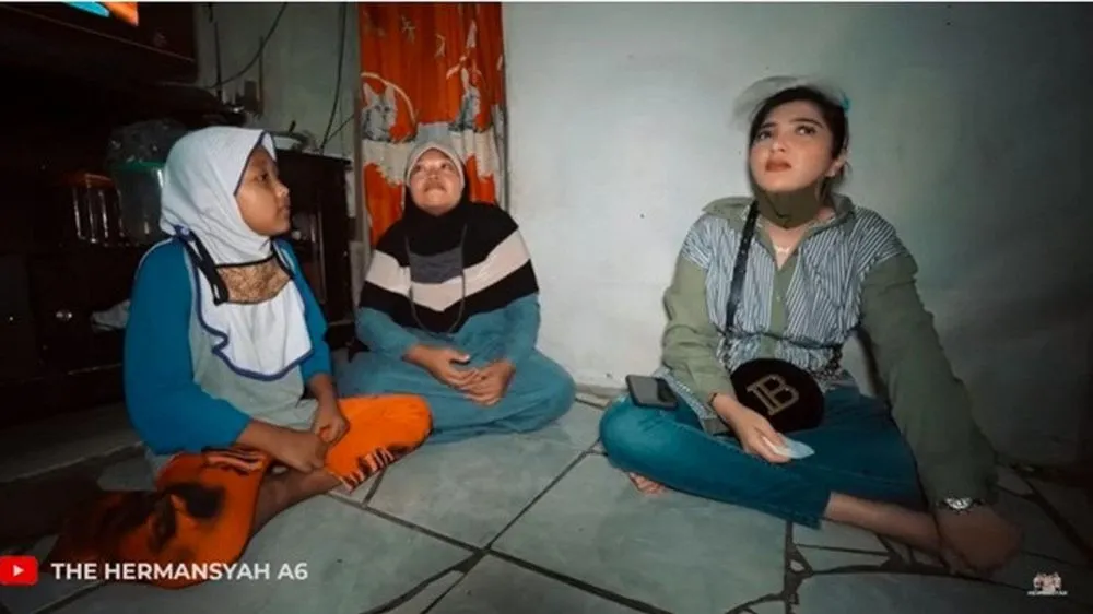 Ashanty dan 3 anak angkatnya berbagai sumber Ashanty dan 3 anak angkatnya berbagai sumber