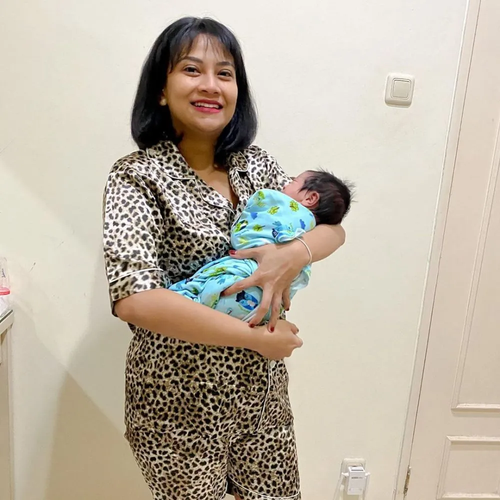 Vanessa Angel momong anak  Instagram